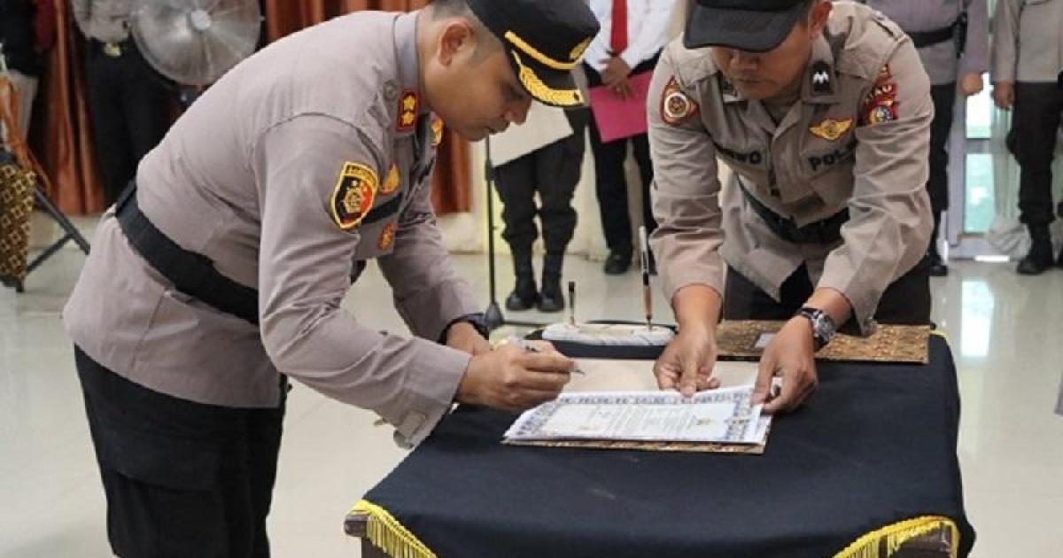 Kapolres AKBP Pangucap tandatangan berita acara Sertijab