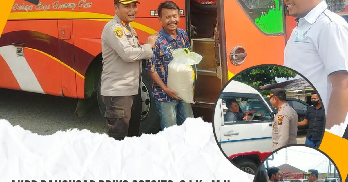 AKBP Pangucap saat menyerahkan sekantong beras kepada Sopir