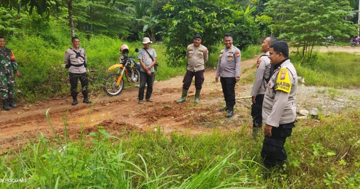 Kapolres dan anggota di lokasi pembangunan kantor Bhabimkamtibmas di Rokan IV Koto