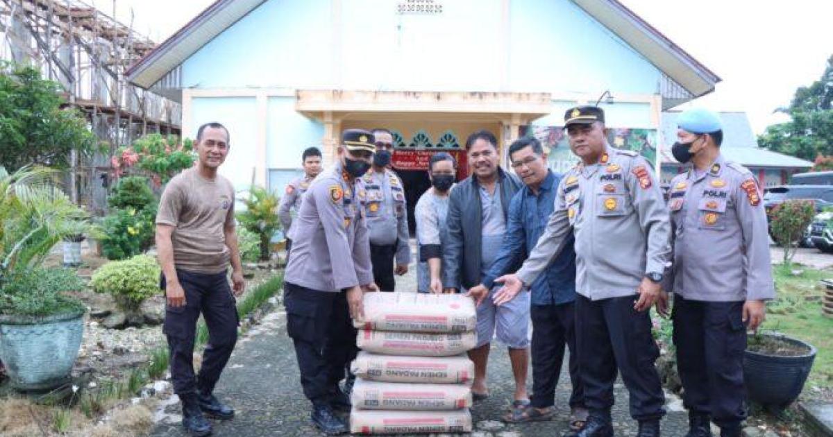 Kapolres dan anggota saat baksi sosial