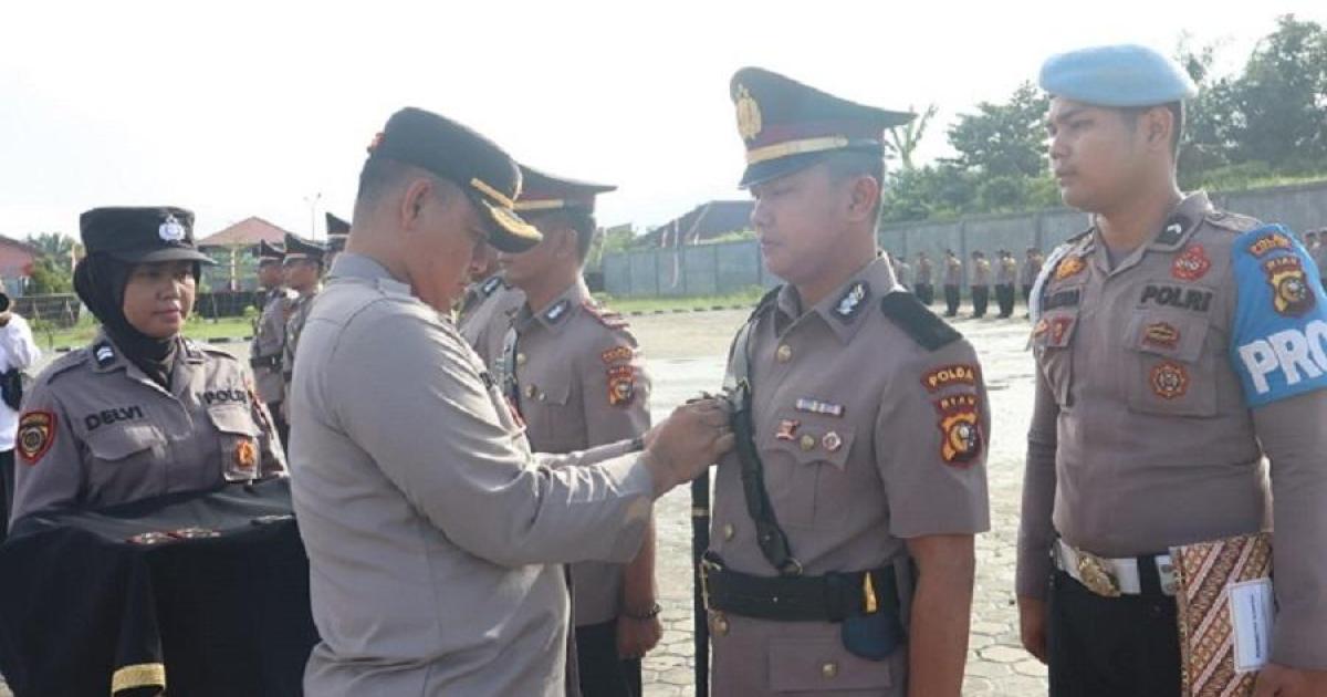 Kapolres Rohul pasangkan tanda jabatan
