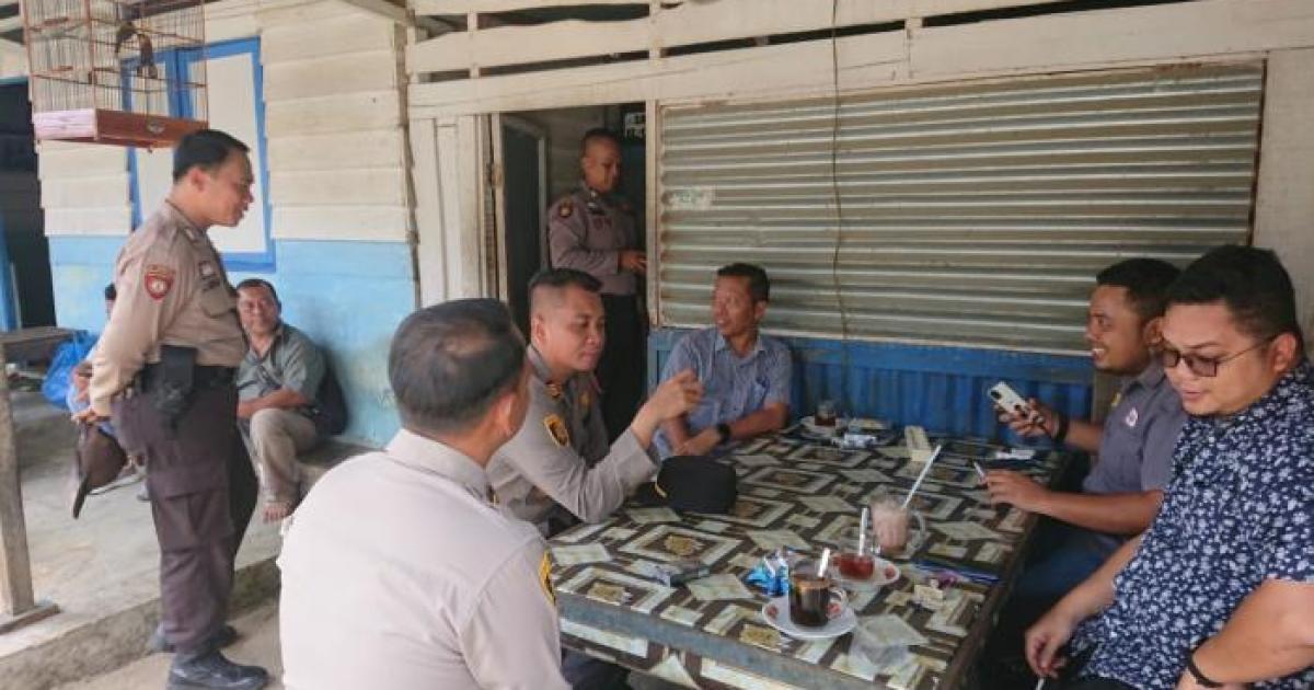 Kapolsek Ujungbatu berdialog dengan warga perumahan PTPN V Sei Rokan 