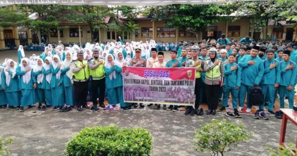 Usai Sosialiasi, Kapolsek Foto bersama Majelis gur dan siwa-siswi SMA