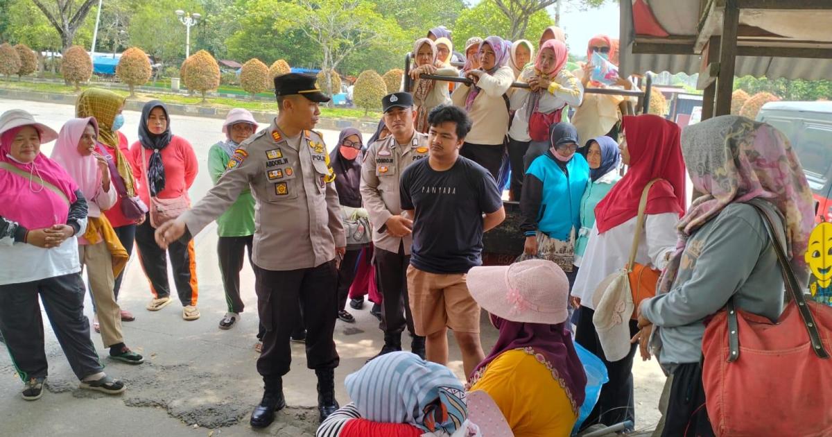 Kasat Binmas AKP Abdul Wahab berdiskusi dengan petugas kebersihan DLH