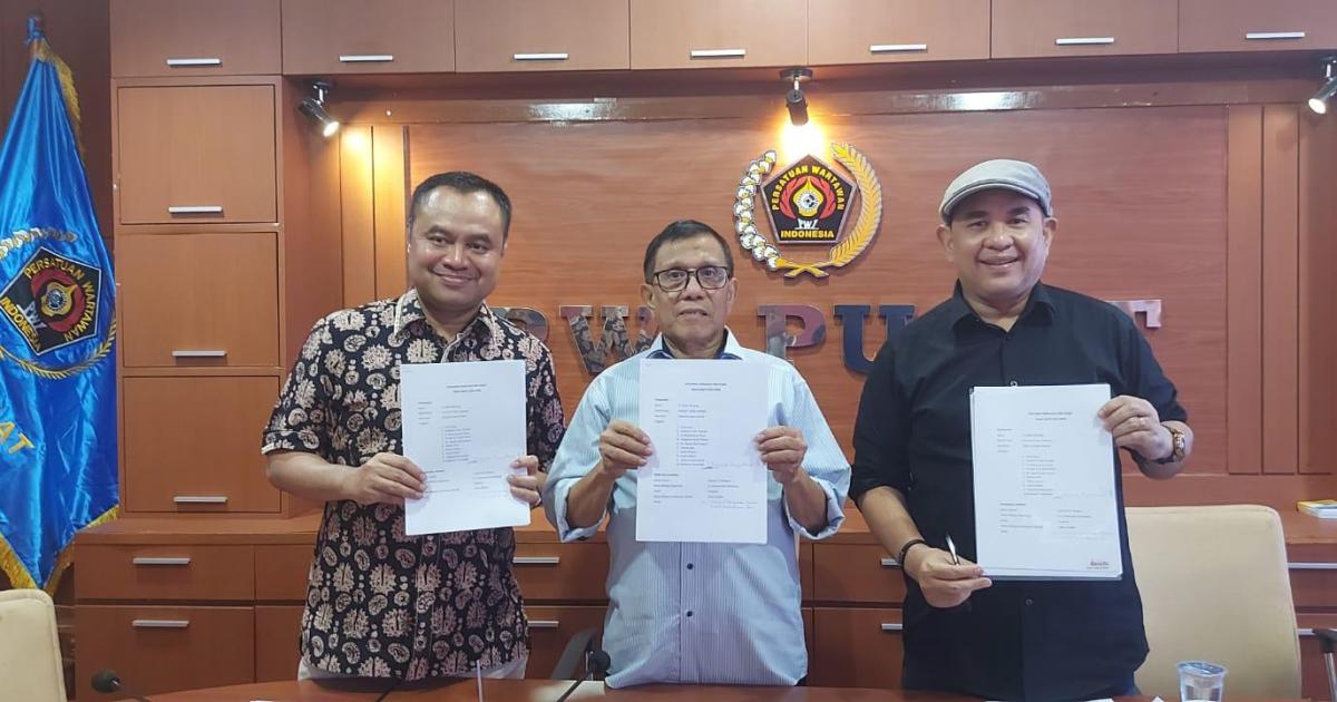 Ketum PWI dan Formatur lainnya saat pengumuman struktur PWI Pusat 2023-2028