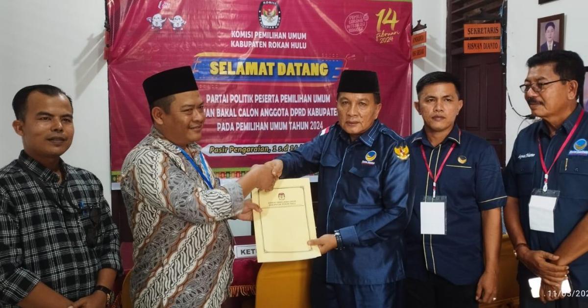 Ketua DPD NasDem Rohul serahkan berkas Bacaleg ke KPU Rohul