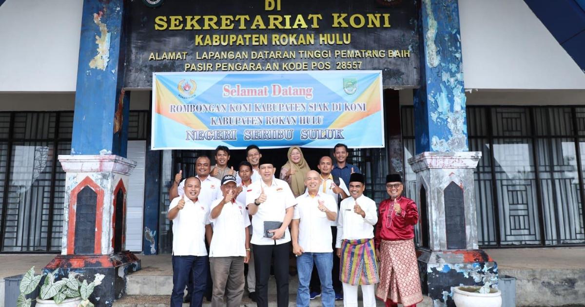 Ketum KONI Rohul Herry Islami foto bersama rombongan KONI Siak