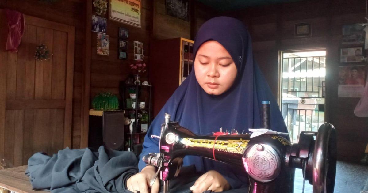 Laudia Cinta Bella saat menjahit baju pesanan konsumen