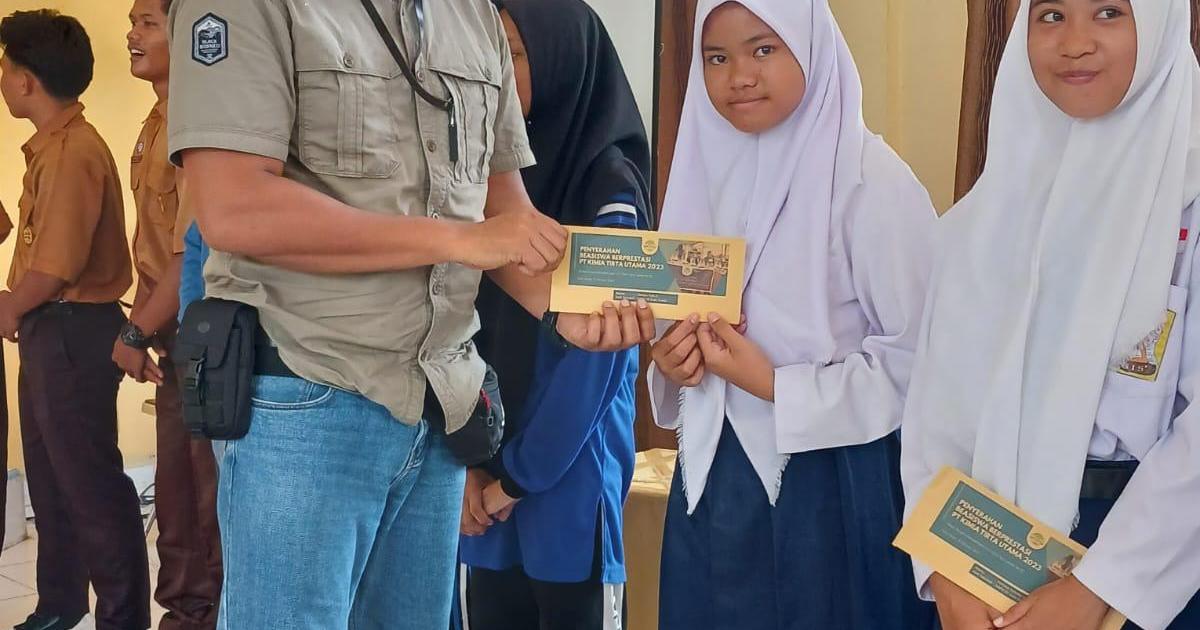 ADM PT. KTU K. Sembiring serahkan bantuan