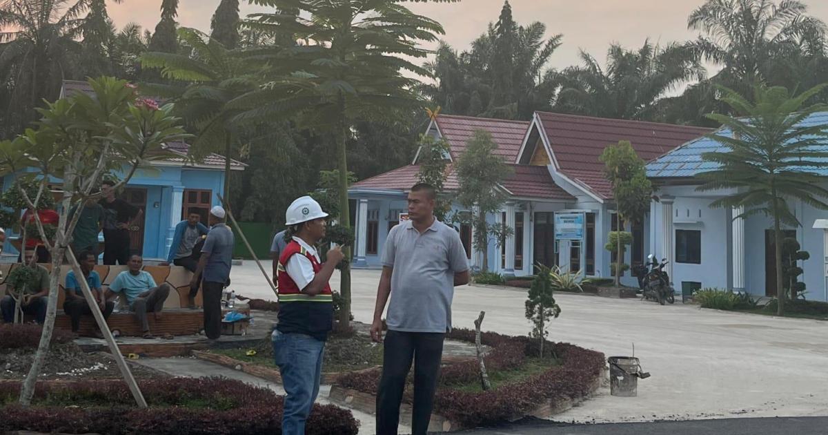 Menuju Desa Sontang Maju 2025, Zulfahrianto Aspal Seluruh Komplek Kantor Secara Swadaya