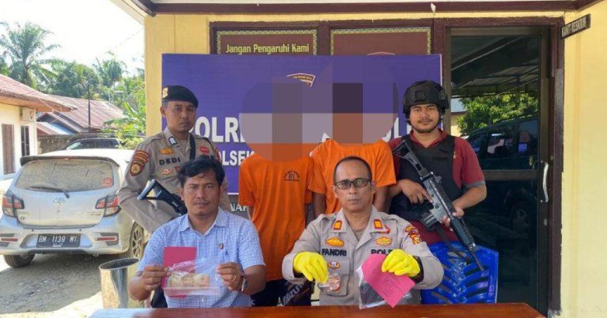 Kapolsek Kunto Darussalam AKP Fandri menunjukkan barang bukti yang disita dari kedua pelaku