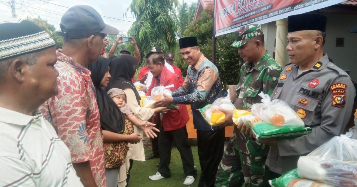 Ketua PBB Rohul Saparudin Marbun membagikan sembako kepada warga
