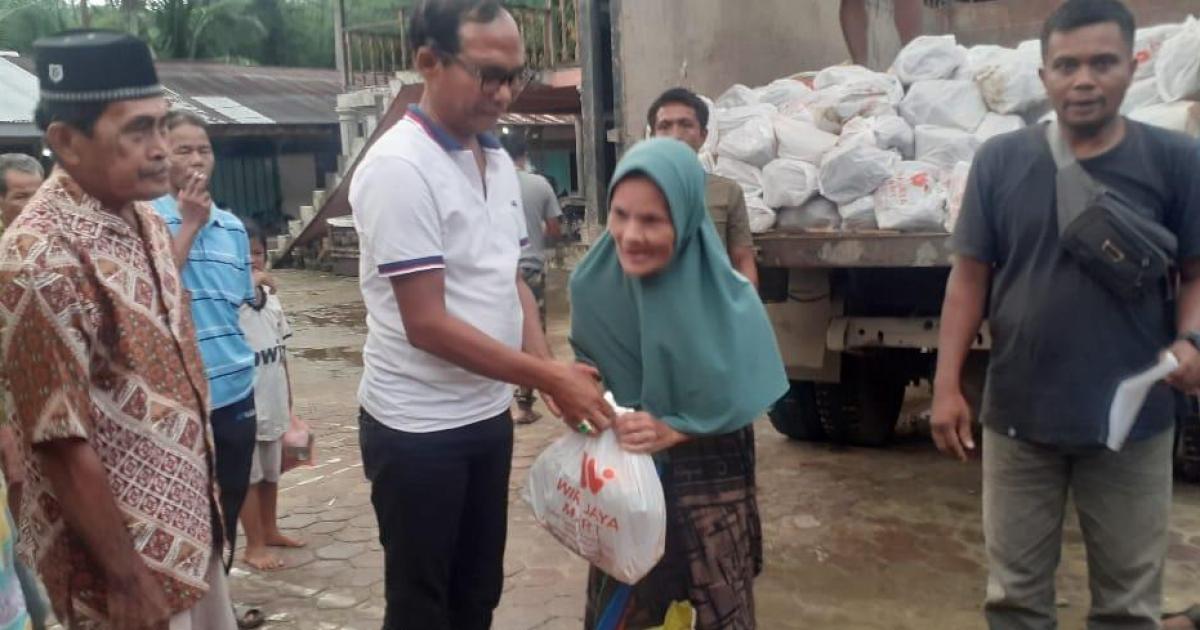 Ujang Datuk serahkan bantuan kepada masyarakat