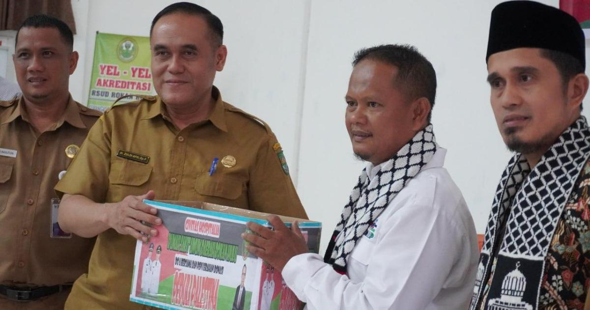 Direktur RSUD Rohul dr. Zuldi Afki serahkan donasi