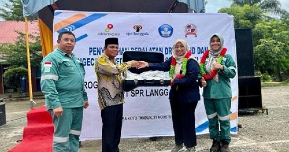 Penyerahan Peralatan Drumband secara simbolis kepada Kepsek SMPN 5 Tandun