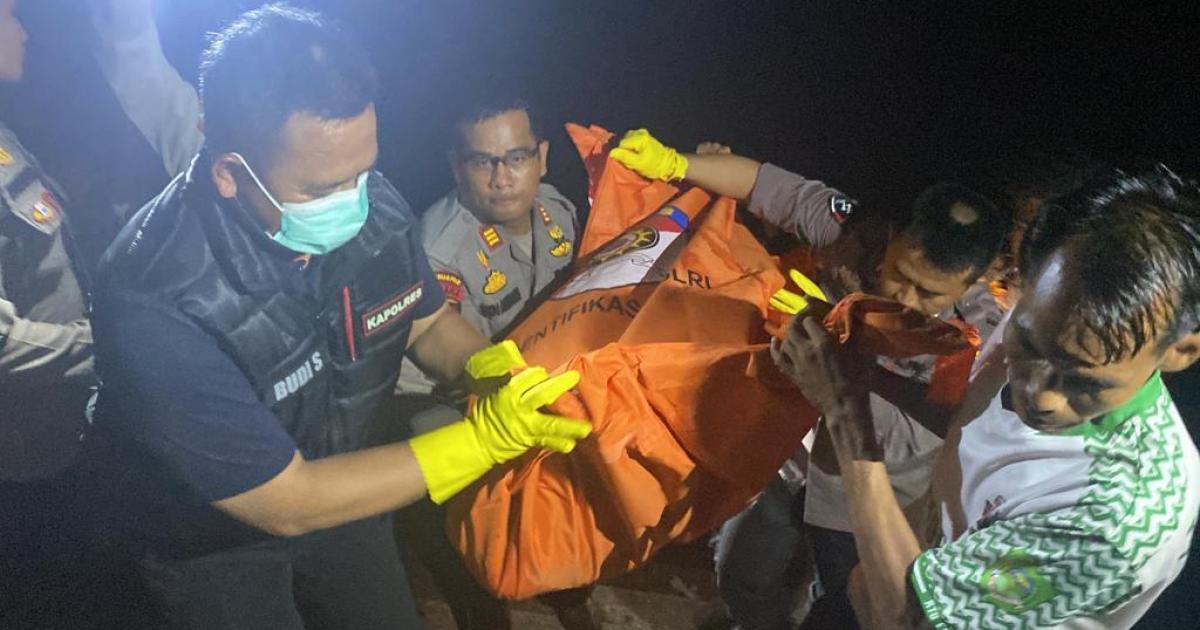 Polisi Evakuasi jenazah bocah yang hanyut di Sungai Batang Lubuh