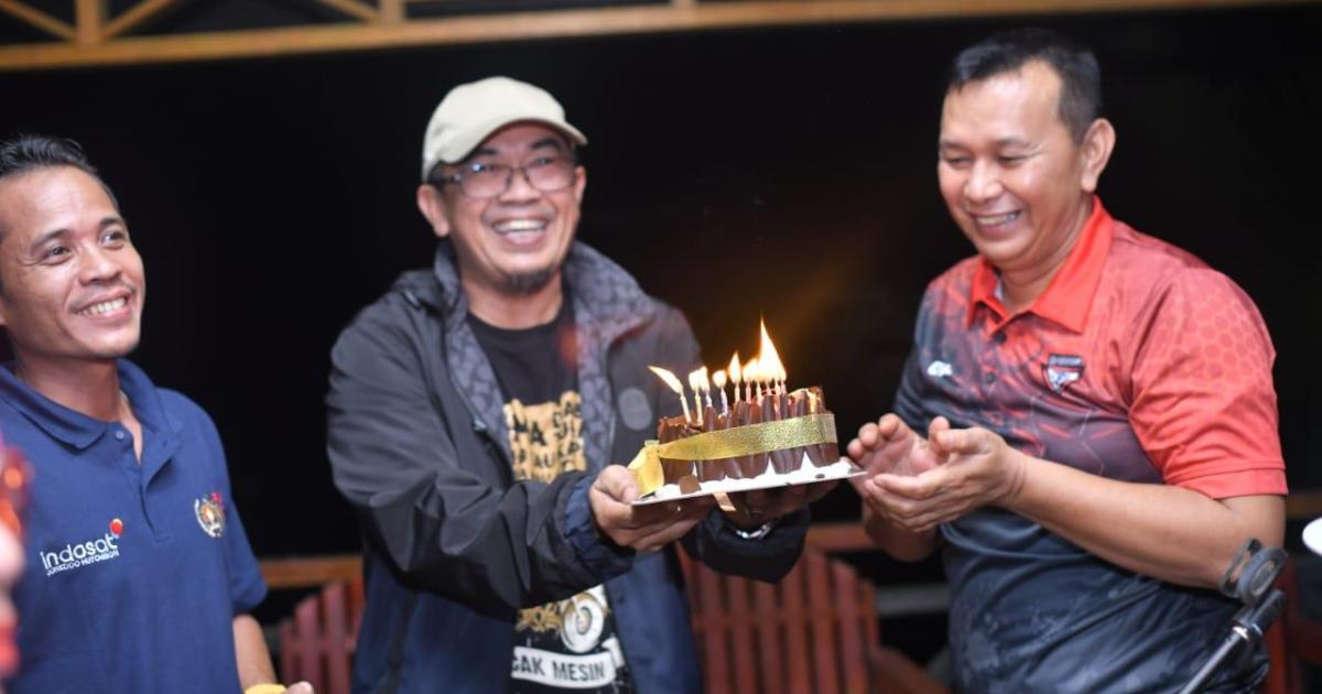 Ketua PWI Riau, Raja Isyam Azwar memberikan ucapan dan kue HUT sebagai suprise kepada Wakil Bupati Rohul, Indra Gunawan ( Foto : Jonathan Surbakti)