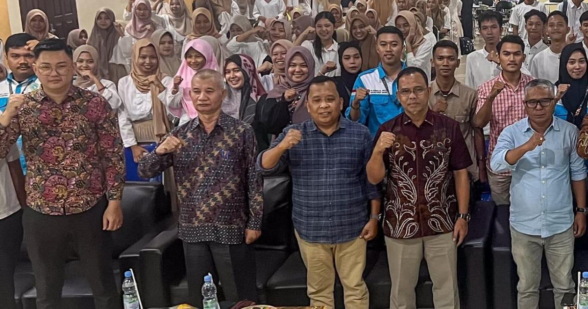 Ketum Permaskab Meranti-Riau bersama  Mahasiswa baru di UNRI