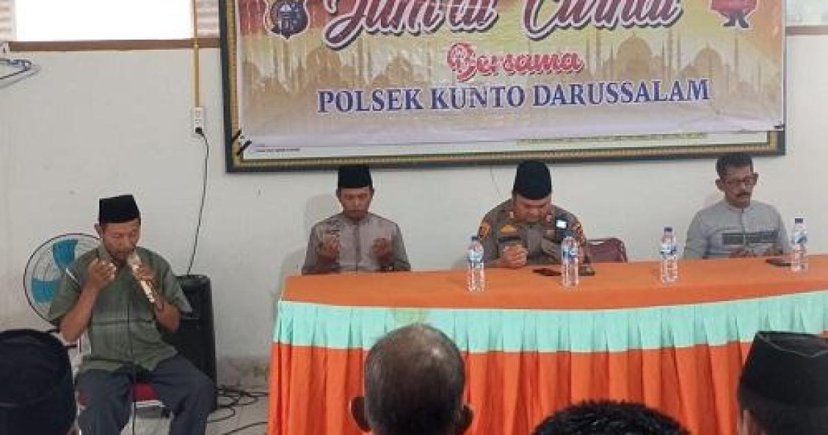 Kapolsek Buyung Kardinal dan Masyarakat saat Jumat Curhat