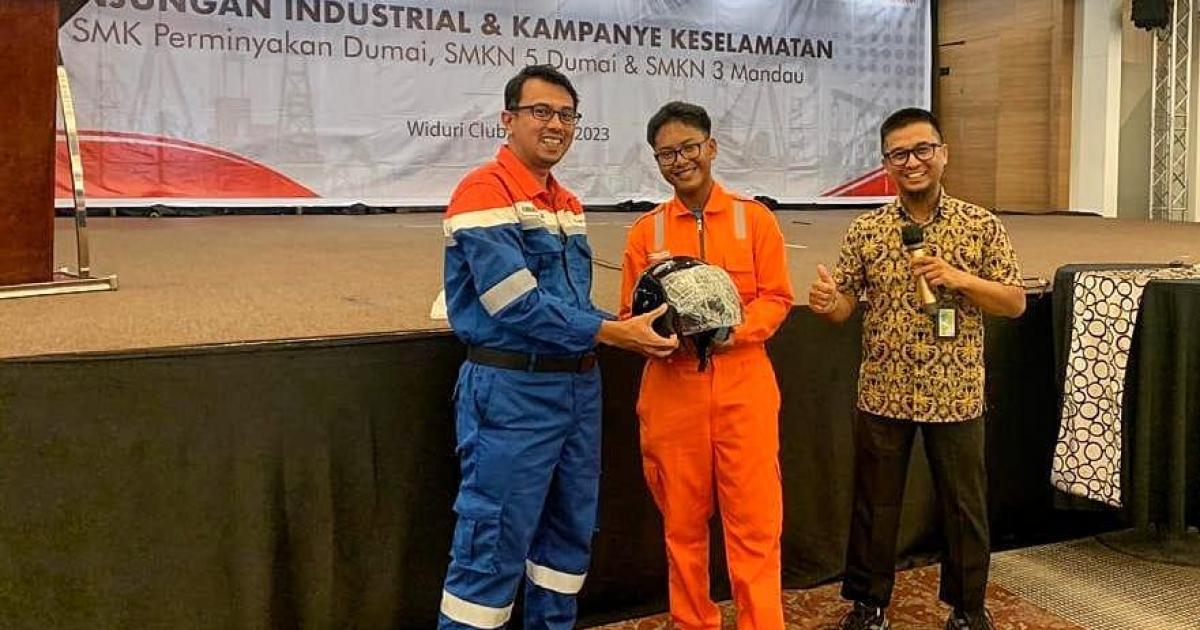 Salah satu pelajar dari SMK Perminyakan Dumai mendapatkan doorprize berupa helm