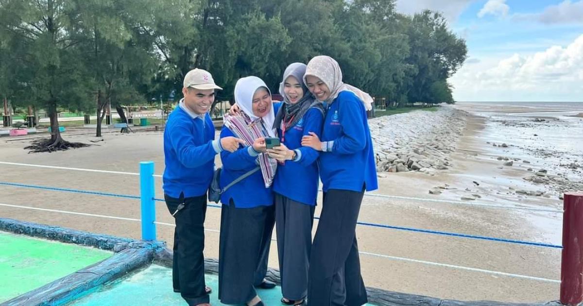 Para pengunjung wisata pantai Rupat Utara