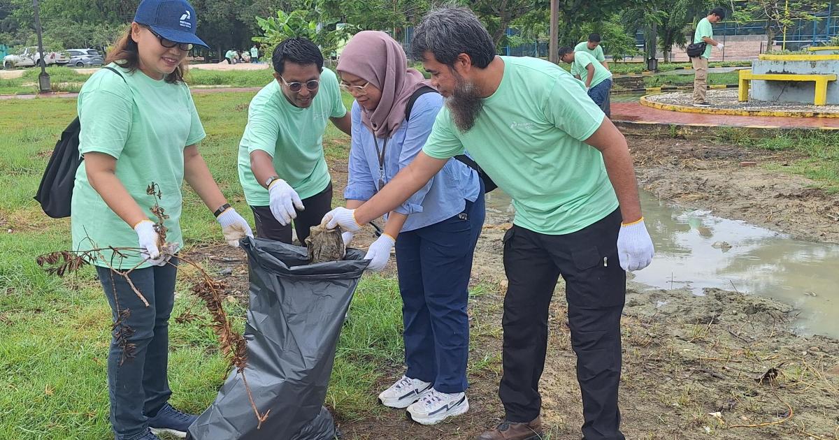 Aksi bersih-bersih sampah secara kolaboratif yang dilaksanakan PT Pertamina Hulu Rokan (PHR) dalam peringatan Hari Peduli Sampah Nasional 2024.