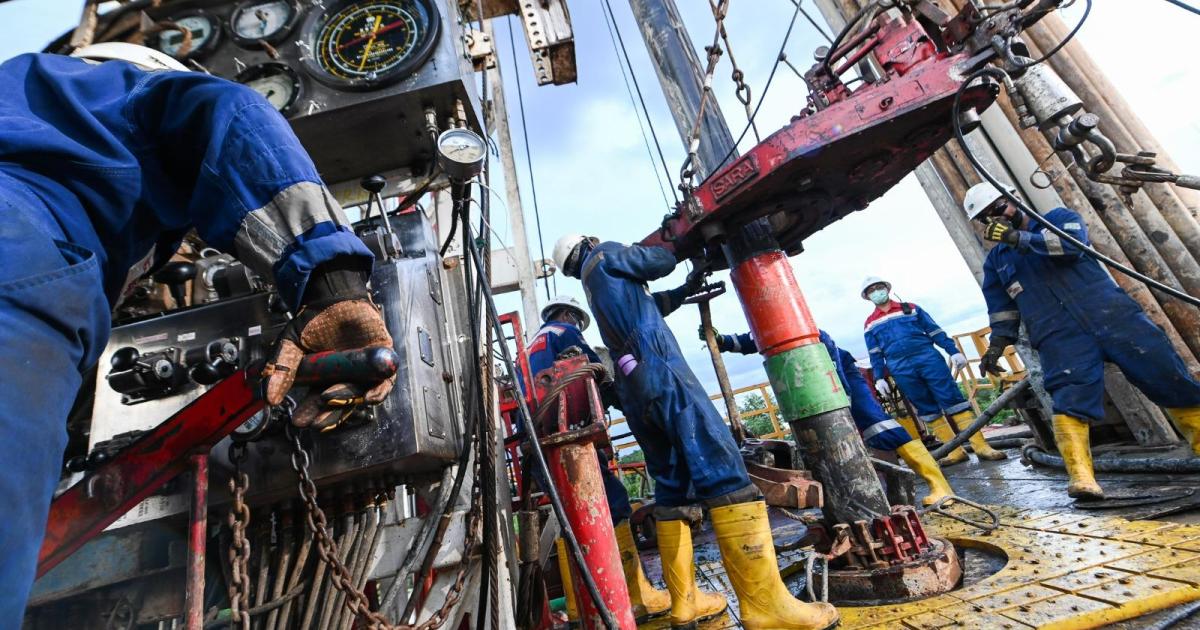 Para pekerja melakukan pengeboran dalam menghadirkan energi bagi negeri dari WK Rokan.