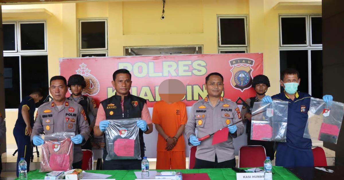 Kapolres menunjukkan sajam yang digunakan pelaku menghabisi korban