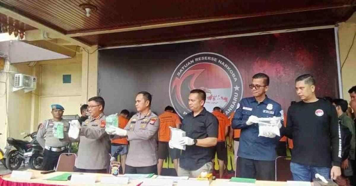 Polisi menunjukkan barang bukti (foto : goriau.com)