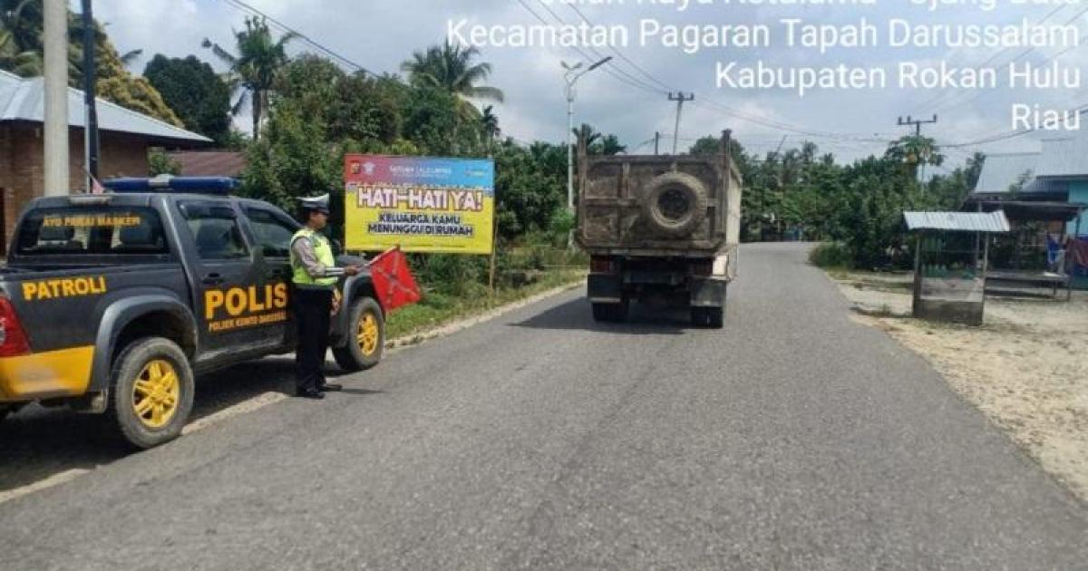 Salah seorang personil Lantas POlsek Kunto Darussalam di lokasi patroli