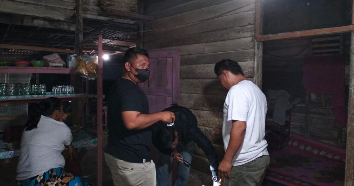 Anggota Polsek Rambah Hilir Menggeledah sebuah Kafe