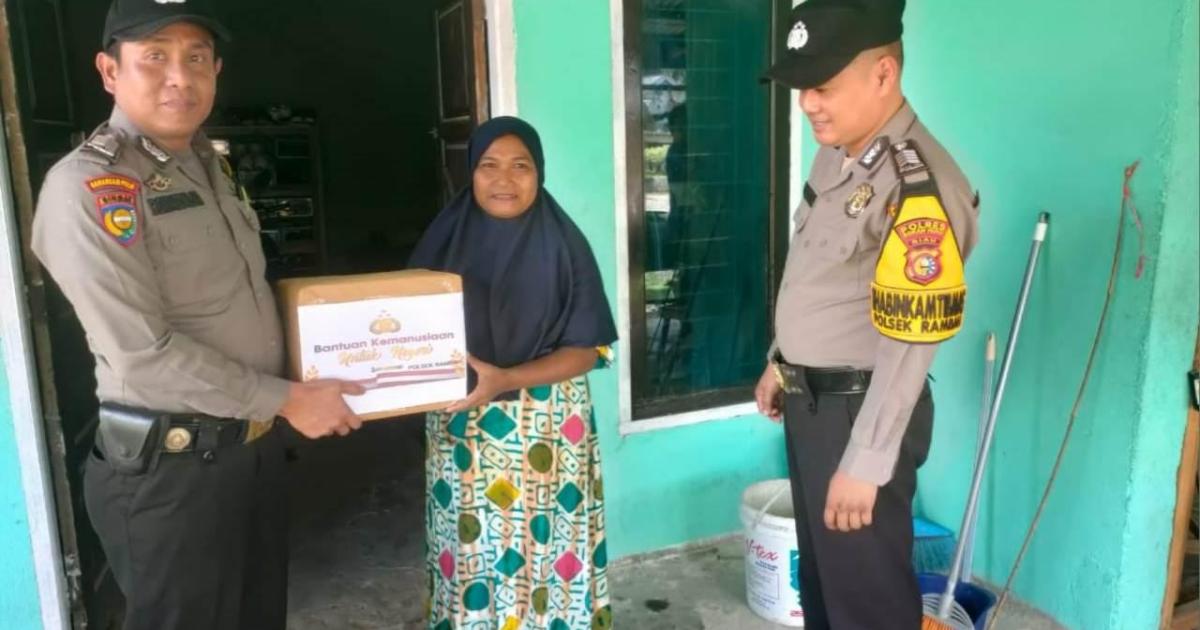 Personil Polsek Rambah Serahkan Bansos kepada warga