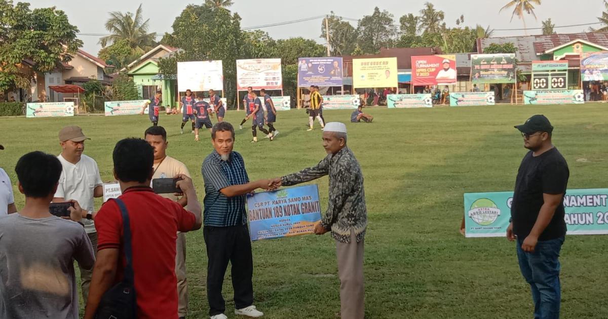 KTU PT. KSM Iswantoro serahkan bantuan kepada Imam Masjid Nurul Iman