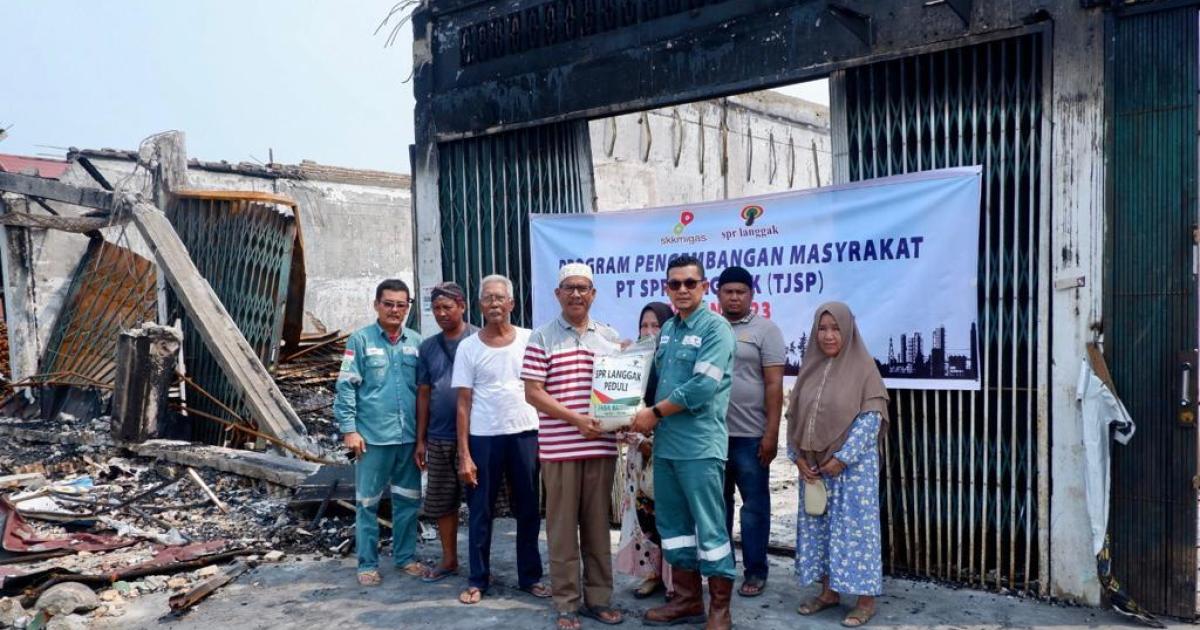 Rafiq Adriansyah didampingi Hardi menyerahkan bantuan kepada Mujahidi selaku Koordinator Posko Bantuan Kebakaran