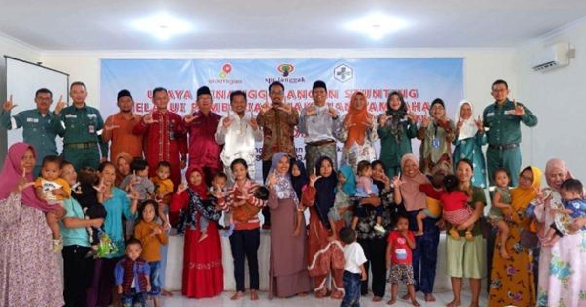 Kegiatan penyerahan PMT Merupakan Program PT SPR Langgak kepada Ibu dan Anak 