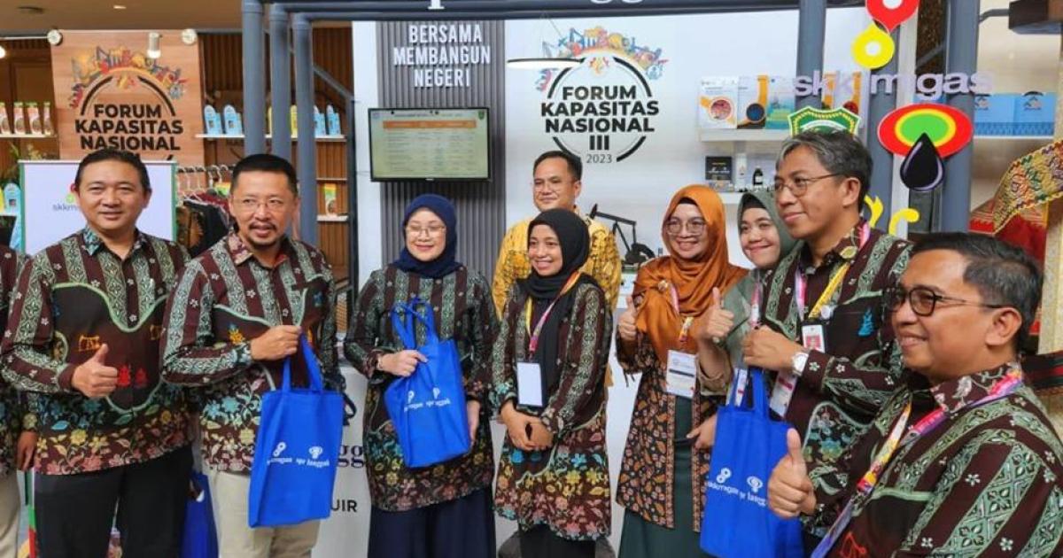 Sekretaris SKK Migas, Shinta Damayanti  Kepala SKK Migas Sumbagut, Rikky Rahmat Firdaus dan pimpinan PT SPR Langgak  di booth PT SPR Langgak