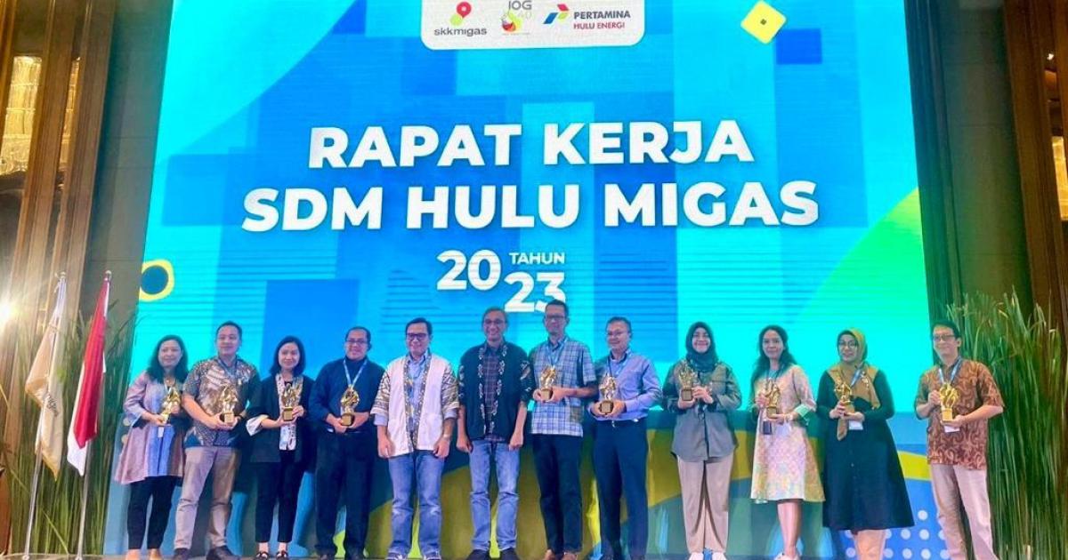 Mahpuzoh, Business Support Manager PT SPR Langgak (berjilbab, empat dari kanan) menerima penghargaan SKK Migas Awards sebagai 2nd Winner dalam CDM untuk katagori P4 Tahun 2023.