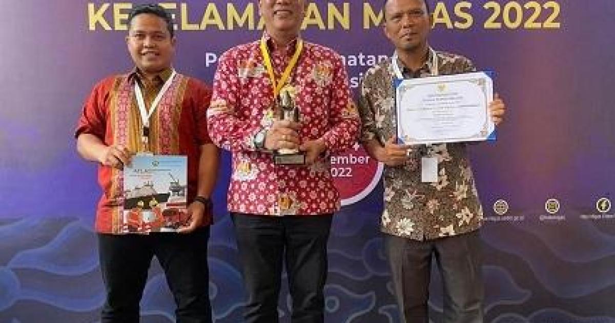 Direktur PT SPR Langgak, Ikin Faizal (tengah) didampingi Muhammad Habibi, Head of HSSE (kiri) dan Syafrizal, HSE Team Leader PT SPR Langgak (kanan) berpose setelah menerima penghargaan
