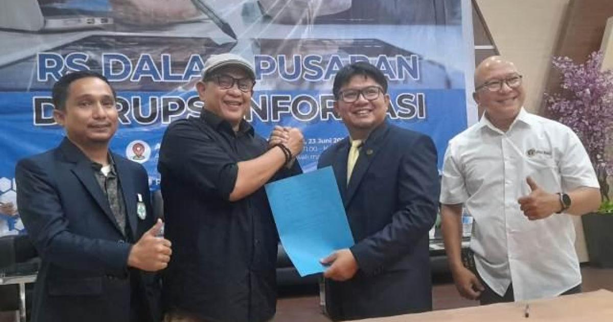 Ketua PWI Riau Zulmansyah dan Ketua Persi dr Dovi usai tandatangan MoU