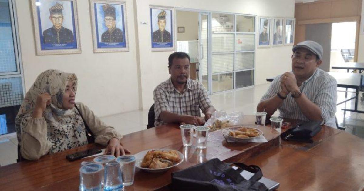 Ketua PWI Riau didampingi pengurus lainnya saat menerima delegasi STISIP Persada Bunda