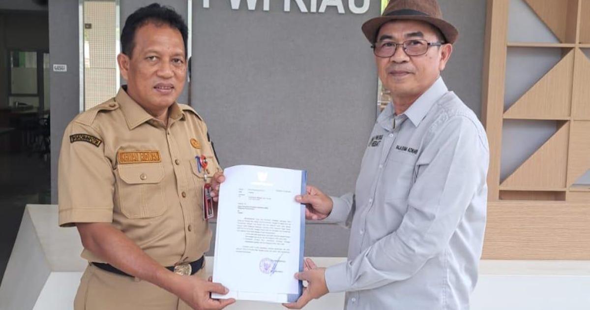 Kadis Kominfotiks Riau serahkan surat dukungan HPN 2025 kepada Ketua PWI Riau