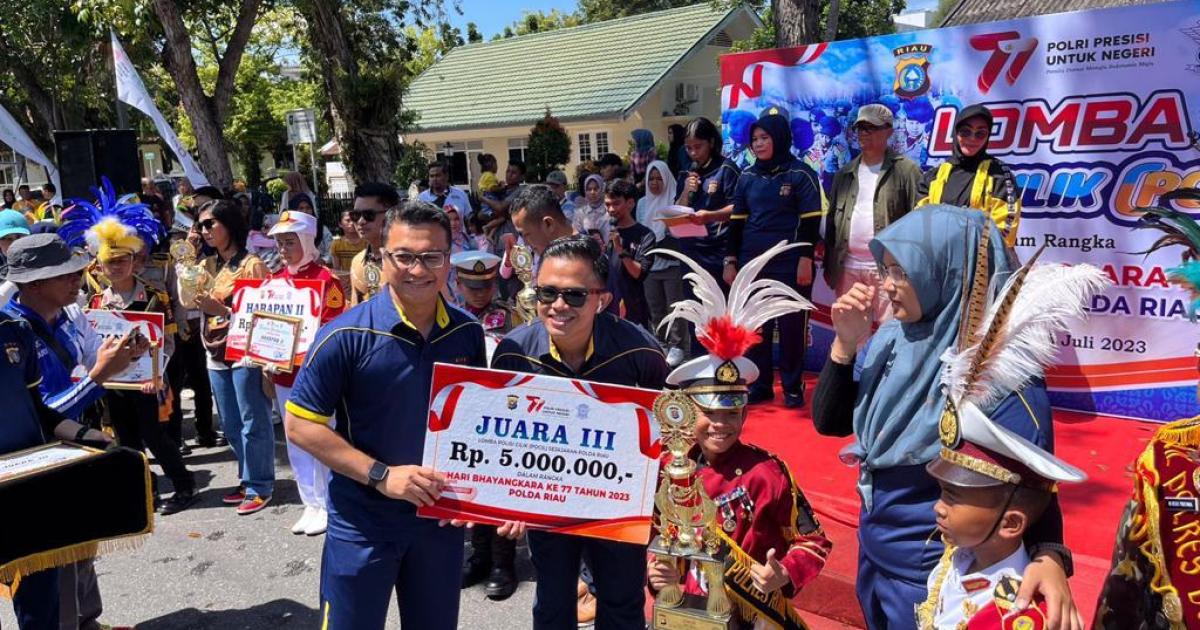 Kasat Lantas Polres Rohul AKP Akhmad Rivandy N. SIK, M. Si menerima Piala juara III Lomba Pocil Polda Riau