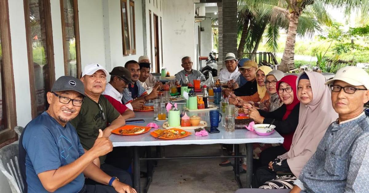 Ketua Permaskab Meranti Nazaruddin bersama alumni SMAN 408 Selatpanjang lainnya