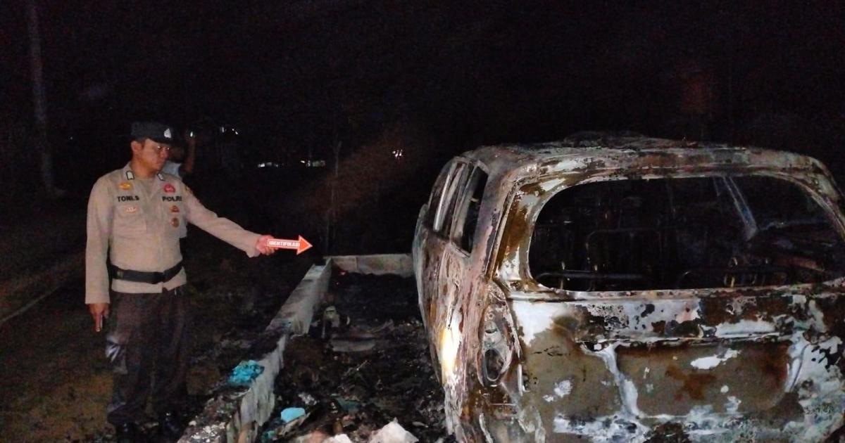 Polisi menunjukkan mobil Innova milik korban yang ludes terbakar