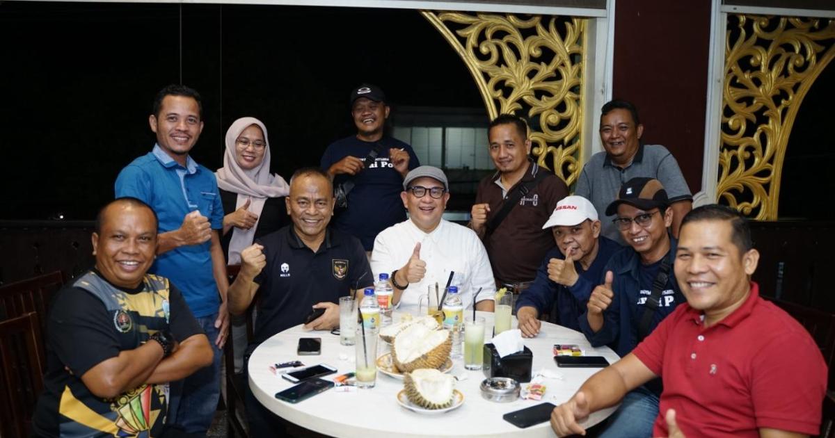 Ketua PWI Riau Zulmansyah foto bersama Ketum PWI Pusat Atal Depari