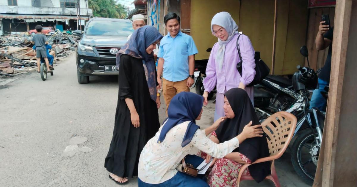 Kasat Reskrim bercengkrama dengan keluarga korban kebakaran