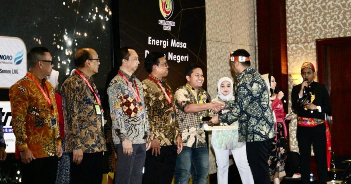 Muhammad Habibi, Head of HSSE PT SPR Langgak menerima penghargaan Keselamatan Migas tahun 2023