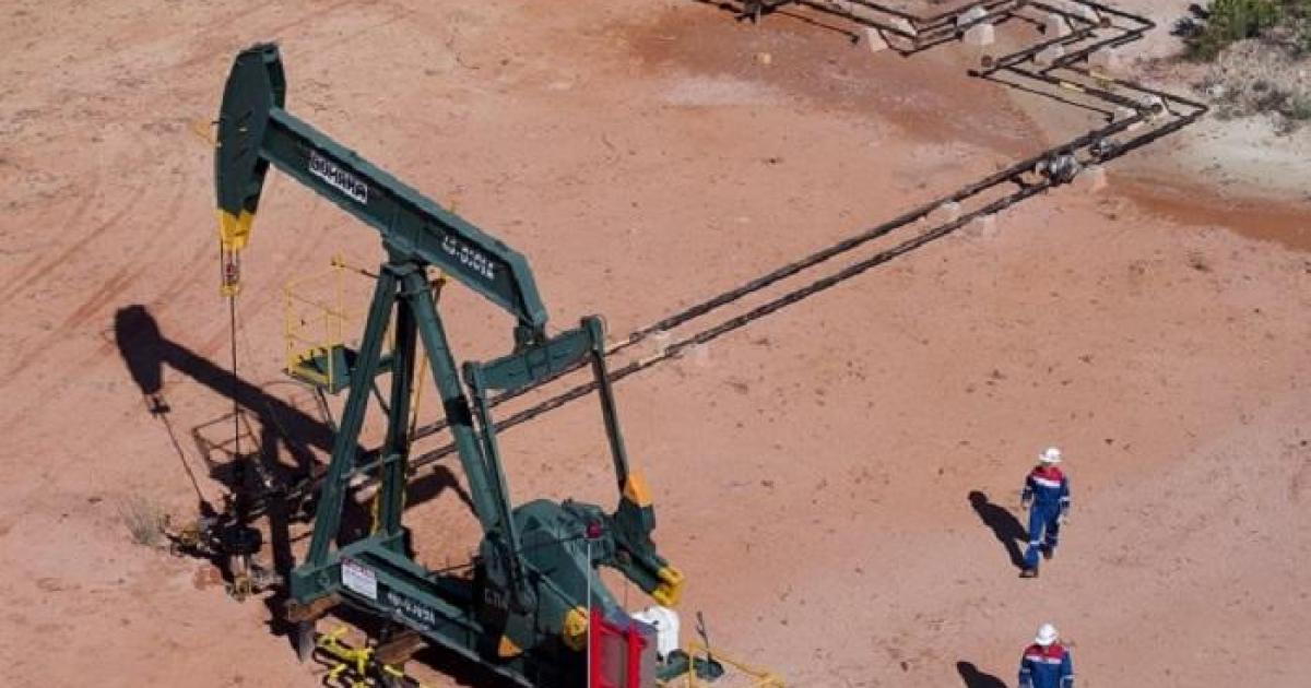 Para pekerja PHR saat melakukan aktivitas pekerjaan di area sumur migas untuk menghadirkan energi bagi negeri dari WK Rokan