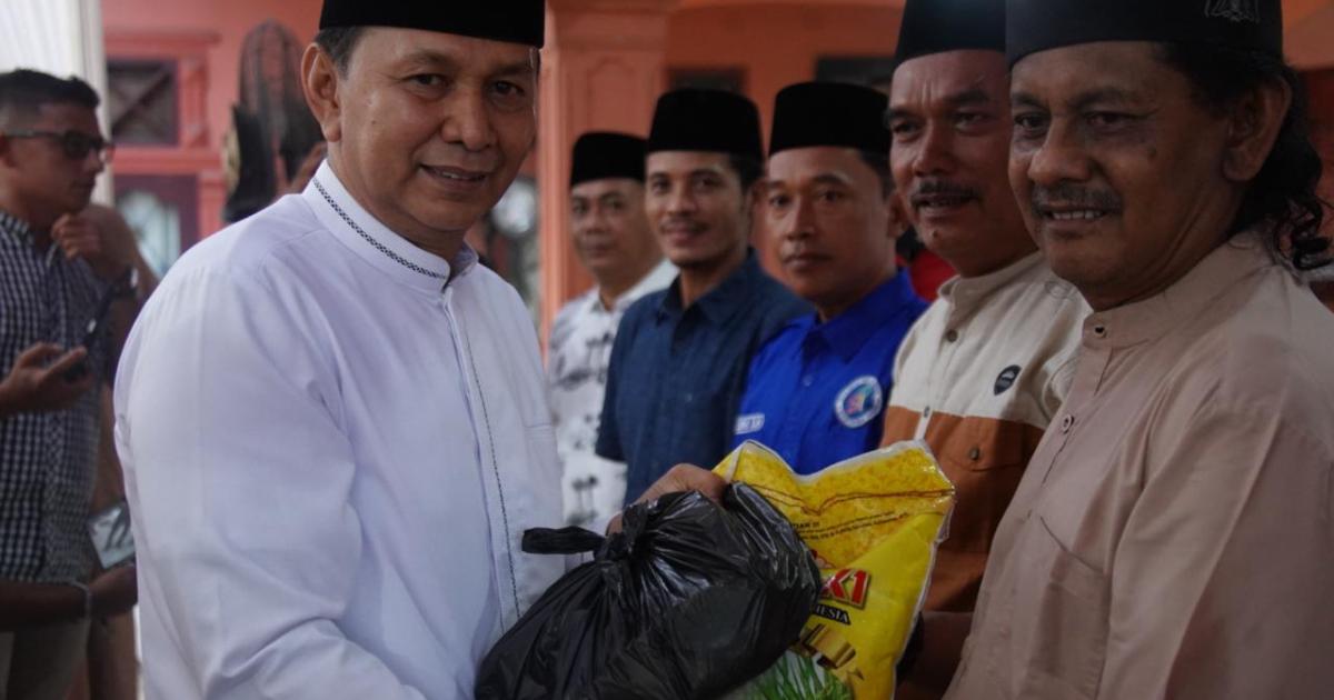 Wabup serahkan bingkisan kepada para wartawan