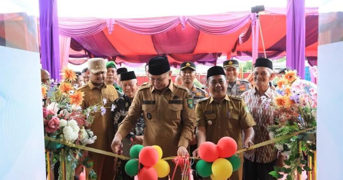 Wabup dan Lurah saat pengguntingan pita